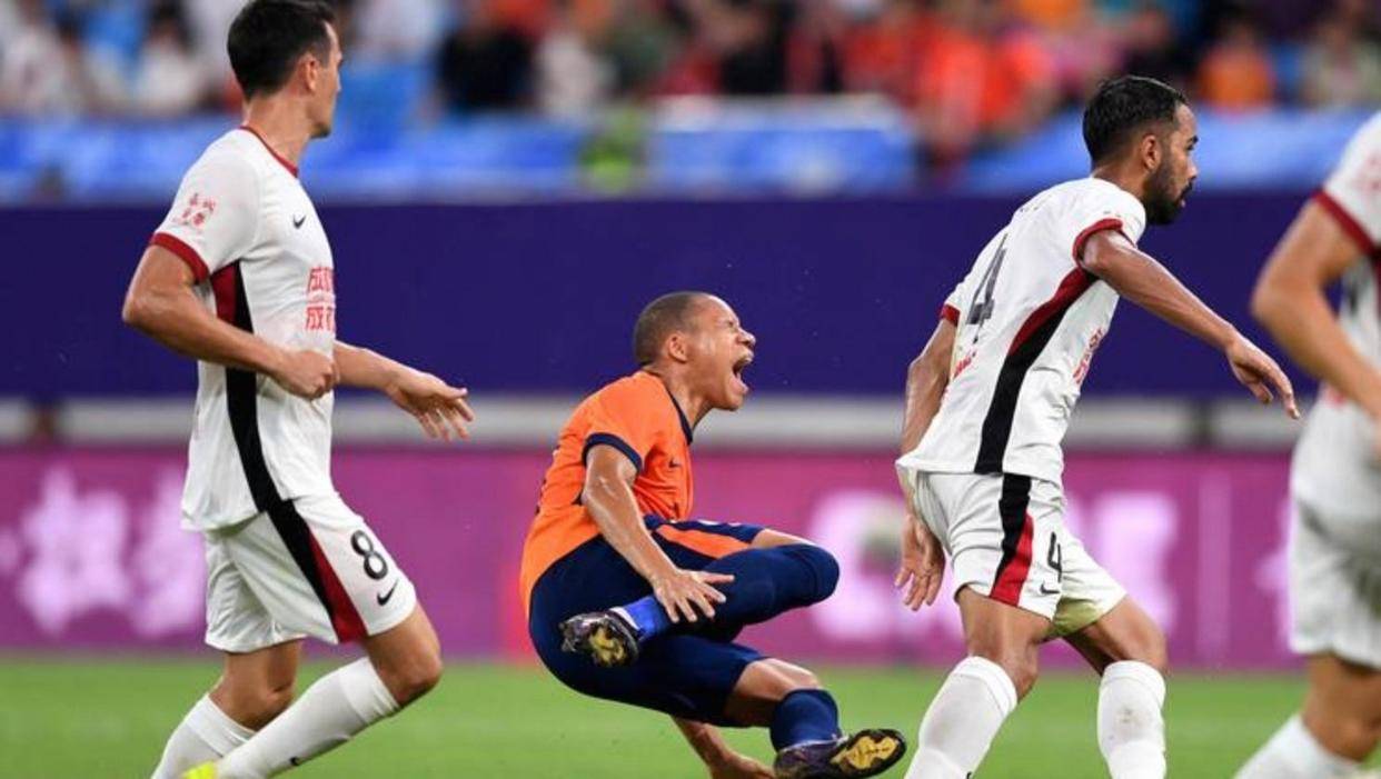 天博官方-关于集结日瓦伦西亚备战中超赛后费耶诺德强势反弹，现场解说直呼：武汉三镇队长鼓劲备战法国杯的信息